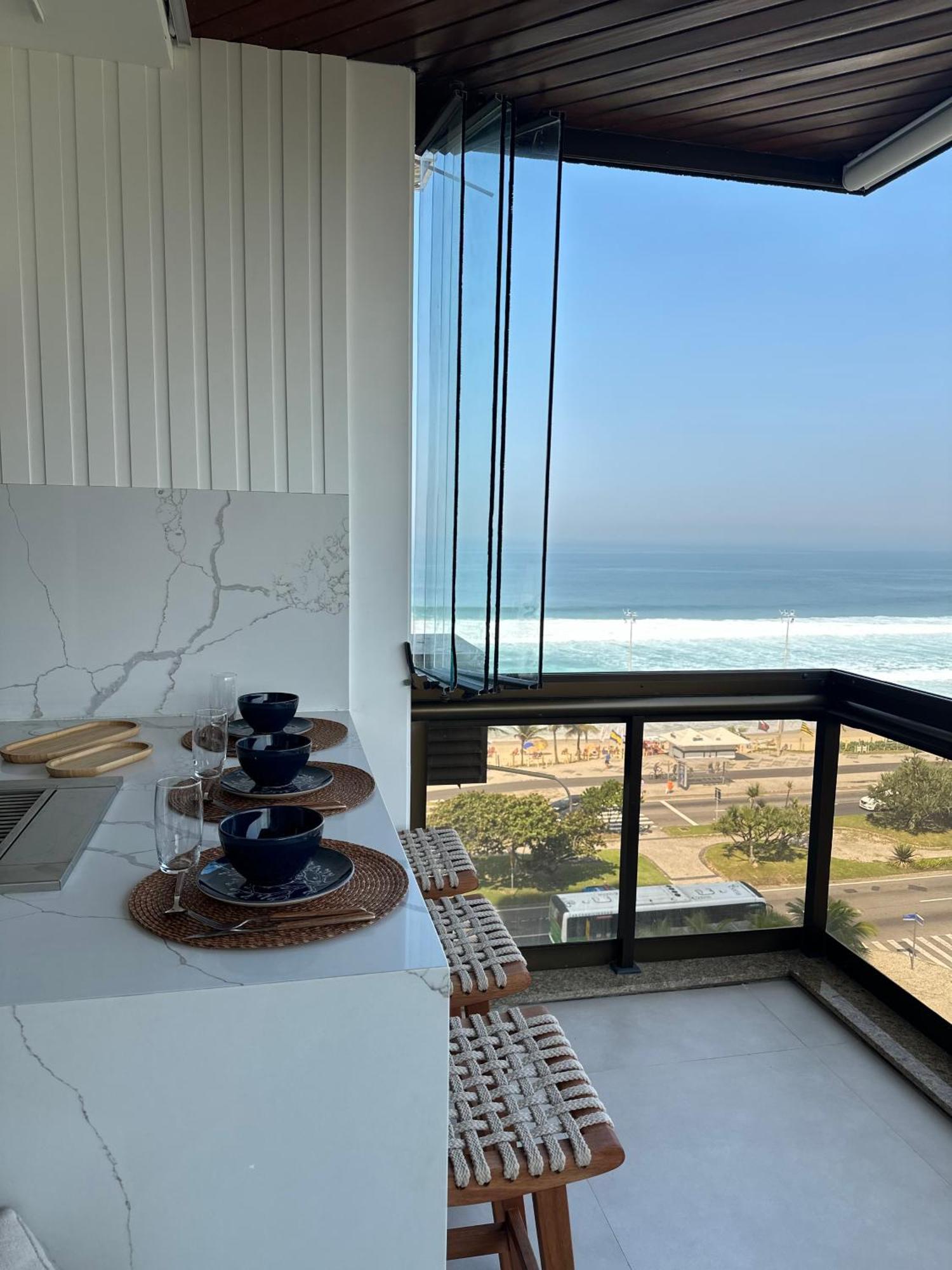 Lindo Apto No Lugar Da Barra Da Tijuca! Com Uma Vista De Tirar O Folego, Frente O Mar! Totalmente Equipado E Decorado Ao Lado Dos Melhores E Quiosques Da Barra! Portaria 24h, Piscina, Sauna, Jacuzzi, Academia, Garagem, Wi-fi, Lavan Appartement Rio de Janeiro